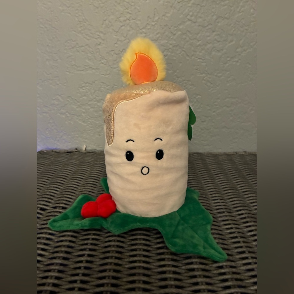 Gigglescape 8.5in Plush Candle with Holly Leaves. Xmas collection 2025,brand new